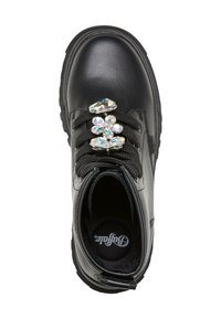 Stivale alla caviglia in pelle nera con superficie texturizzata. Caratterizzato da lacci neri e tre grandi gemme iridescenti sulla linguetta per decorazione.
