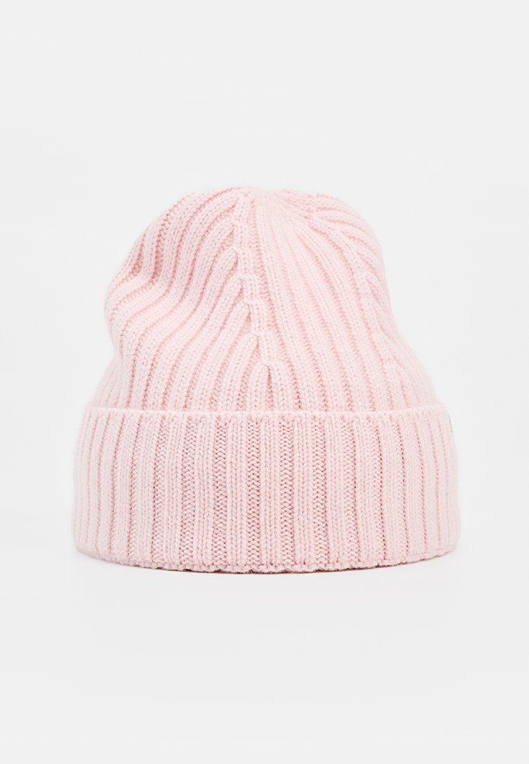 Strickmütze in Pink mit geripptem Design, ausgestattet mit einem umgeschlagenen Bündchen und subtilen vertikalen Streifen. Weiches und elastisches Stoffdesign.