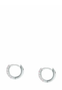 Orecchini a cerchio in argento con una superficie liscia e lucida, con accenti rosa lungo un bordo, che mette in risalto un design minimalista.