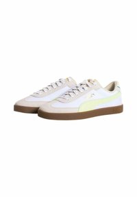 Sneakers con una parte superiore in tessuto bianco, dettagli in suede beige e una striscia verde lime. Suola in gomma con una finitura marrone e dettagli con il logo.