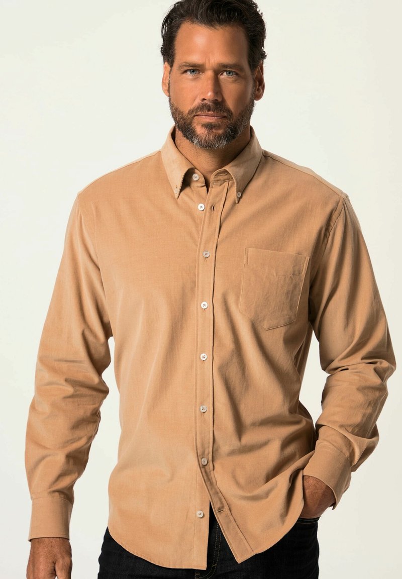 Lichtbruine button-up overhemd met een zak, lange mouwen en een gladde textuur, gecombineerd met donkere spijkerbroeken.