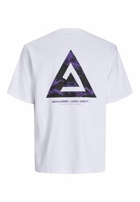 T-shirt bianco a maniche corte con una grande grafica triangolare nera e viola sul retro con testo sottostante, realizzato in materiale di cotone.
