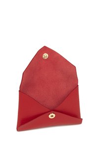 Pochette a busta di pelle rossa con esterno texturizzato, fodera interna liscia e chiusura a scatto dorata. Presenta angoli superiori appuntiti.