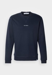 Felpa navy in misto cotone. Presenta un colletto a girocollo, polsini e orlo a coste. Testo bianco centrato "LES DEUX" stampato sul davanti.