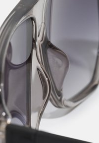 Guess UNISEX - Óculos de sol - grey/smoke
