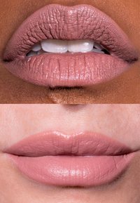 Deux ensembles de lèvres : le haut a une teinte mate rose-brun avec une texture visible ; le bas a une teinte rose crémeuse et lisse avec un subtil éclat.