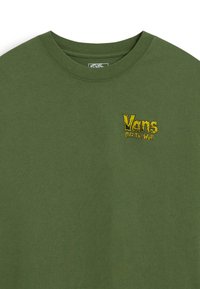 Camiseta de algodón verde oliva con cuello redondo. Presenta el logotipo bordado en amarillo "Vans Off The Wall" en la parte izquierda del pecho.