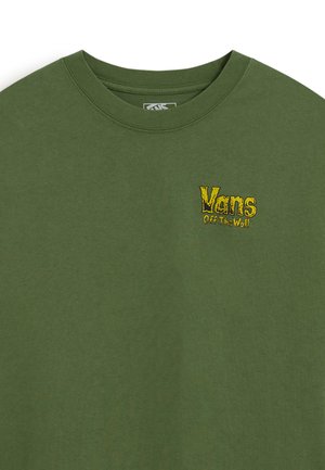 Oliwkowy t-shirt bawełniany z okrągłym dekoltem. Posiada żółty haftowany logo "Vans Off The Wall" po lewej stronie klatki piersiowej.