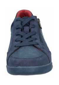 Granatowe sneakersy z teksturowaną cholewką, sznurówkami, czerwonym wnętrzem i bocznym zamkiem błyskawicznym. Posiadają gumową podeszwę oraz perforowany design zapewniający oddychalność.