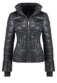 Schwarze, gepolsterte Jacke mit glänzender, gesteppten Textur. Sie hat einen hohen Kragen, einen Reißverschluss vorne und zwei Reißverschlusstaschen. Akzentuiert mit gerippten Bündchen.