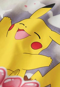Żółty motyw Pikachu na tkaninie, z czerwonymi policzkami i radosnym wyrazem twarzy. Tło przedstawia miękkie pastelowe kolory i kształty chmur.