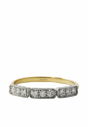 Anillo de oro con tres secciones rectangulares, cada una engastada con múltiples pequeños diamantes redondos en una montura de tono plateado.