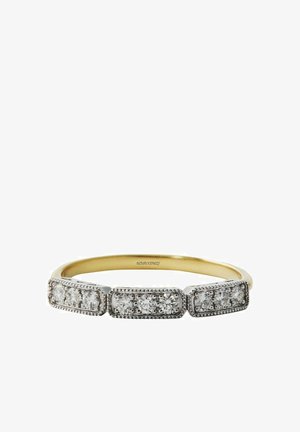 Anillo de oro con tres secciones rectangulares, cada una engastada con múltiples pequeños diamantes redondos en una montura de tono plateado.