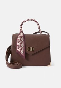 Hnedá kabelka z umelého koženého materiálu so zlatým kovovým zapínaním, rúčkou ozdobenou vzorovanou šatkou a odnímateľným ramenným popruhom. Obdĺžnikový tvar.