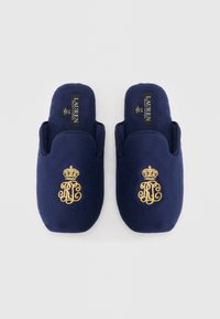 Granatowe kapcie z polaru z zaokrąglonym noskiem, z złotym haftem korony i splecionym monogramem na cholewce.