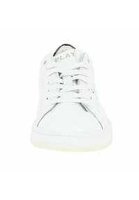 Baskets en cuir blanc avec un bout rond, semelle plate, lacets blancs et un logo doré "PLAY" sur la languette. Texture lisse avec un design minimaliste.