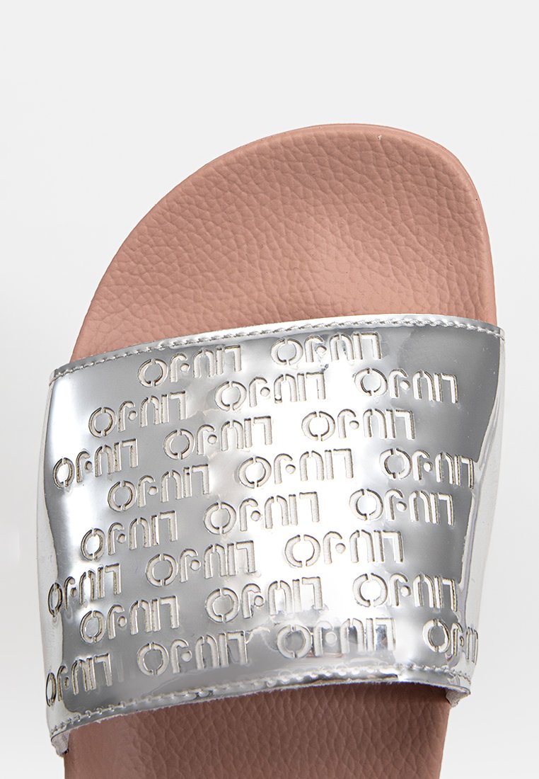 Sandal in argento con logo del marchio in rilievo, tomaia testurizzata e plantare liscio marrone chiaro. Suola piatta e design casual.