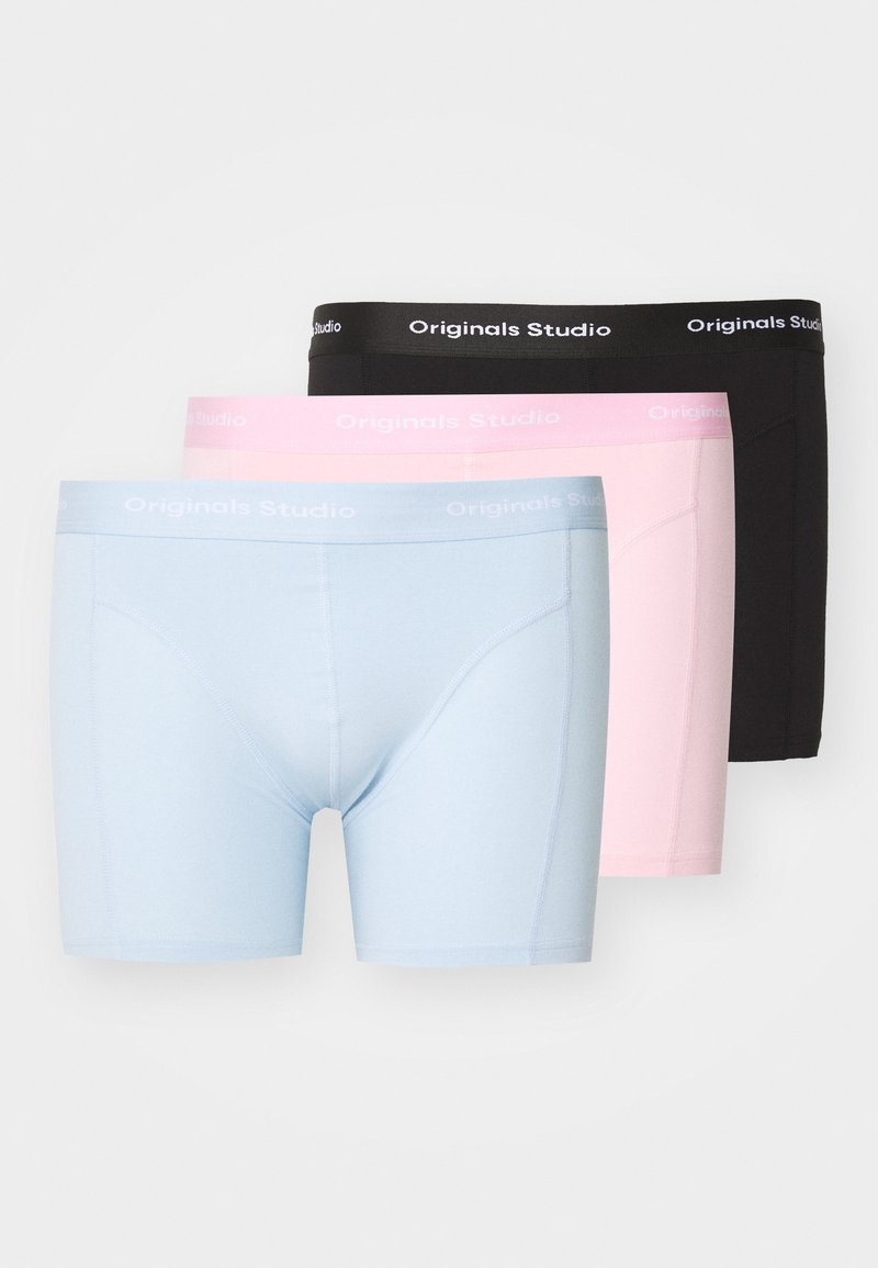 Tre pares boksere i blått, rosa og svart. Hver av dem har elastiske midjebånd med "Originals Studio"-merking. Glatt stoff, tettsittende design.