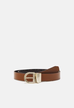 Ceinture en cuir marron avec boucle rectangulaire dorée gravée du nom de la marque, enroulée sur fond blanc.
