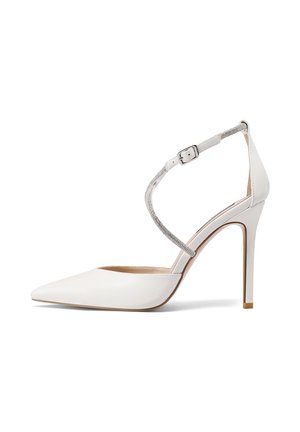 Scarpa con tacco alto in pelle bianca con punta a mandorla e sottile cinturino alla caviglia con dettagli metallici. Texture liscia e design elegante.