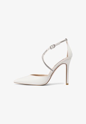 Scarpa con tacco alto in pelle bianca con punta a mandorla e sottile cinturino alla caviglia con dettagli metallici. Texture liscia e design elegante.