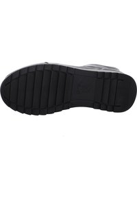 Suola di scarpa in gomma nera con presa testurizzata, caratterizzata da scanalature orizzontali e marchio. Design piatto adatto a diversi stili di calzature.