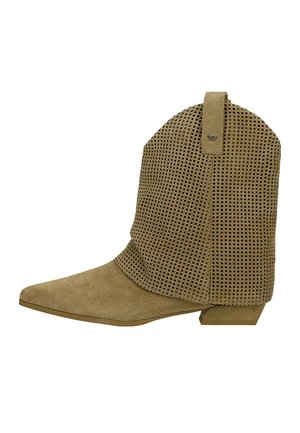 Jasnobrązowy zamszowy botek na kostkę z szpiczastym noskiem, niskim nachylonym obcasem oraz perforowaną, luźną cholewką z pętelką do ściągania z małym logo.