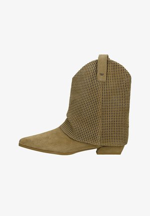 Lichtbruine suède enkellaars met een spits toelopende neus, lage schuine hak en een geperforeerde, nonchalante bovenzijde met een treklipje met een klein logo.