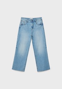 Světle modré široké jeansy vyrobené z džínoviny, s knoflíkovým zapínáním, pěti kapsami a roztrhnutými lemy. Oblečení s poškozením na látce.