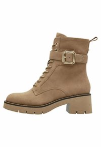 Bottines en daim marron avec un bout rond, un laçage à l'avant, un accent de boucle sur le côté et un talon épais avec une semelle texturée.