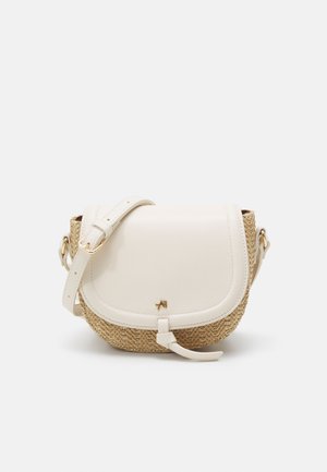 Sac bandoulière en cuir blanc avec base en paille tissée, fermeture à rabat incurvé, sangle ajustable et accents discrets en métal doré.