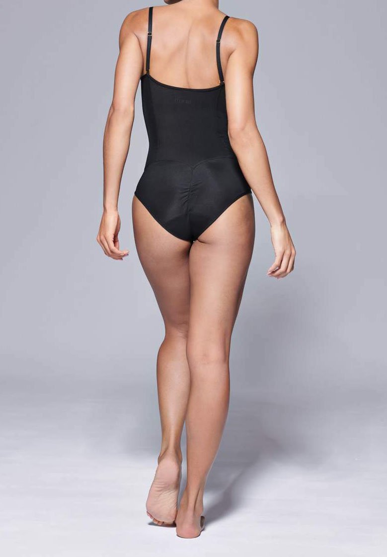 Costume da bagno intero nero con spalline regolabili, una silhouette aderente e una superficie liscia e opaca, che mette in risalto la schiena e le gambe.