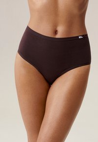 Brązowe majtki z wysokim stanem wykonane z miękkiego materiału. Posiadają bezszwowe krawędzie i gładki pas biodrowy. Minimalne oznaczenie marki z boku.