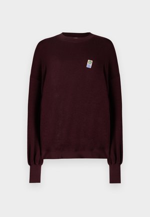 Burgundyröd stickad tröja med rund halsringning, sänkt axel och långa ärmar med ribbad mudd. Liten etikett på bröstet.