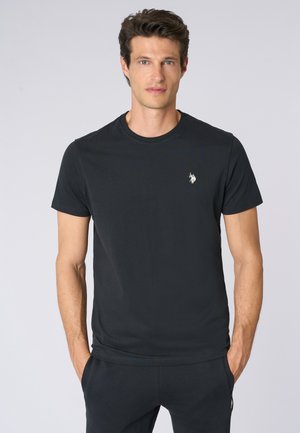 T-shirt nera a maniche corte in cotone morbido, con un piccolo logo ricamato sul lato sinistro del petto. Design semplice con scollatura a girocollo.