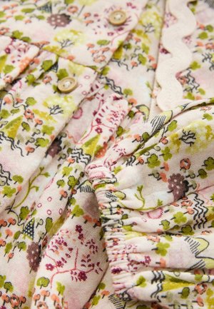 Material pentru rochie florală cu modele în nuanțe de roz, verde și mov. Prezintă mâneci volan, nasturi și un tiv zimțat pentru detalii suplimentare.