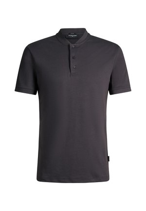 Schwarzes Poloshirt mit kurzen Ärmeln, Stehkragen und drei schwarzen Knöpfen auf der Knopfleiste.