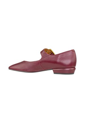 Scarpa piatta in pelle bordeaux con punta appuntita e tacco piccolo e squadrato. Presenta un'apertura vicino alla caviglia e un dettaglio a fibbia sul lato.
