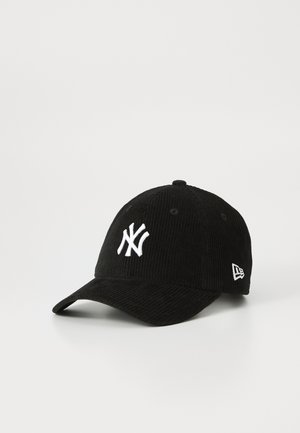 Casquette de baseball en velours côtelé noir avec un logo NY blanc brodé à l'avant et le logo New Era sur le côté, présentée sur un fond blanc.