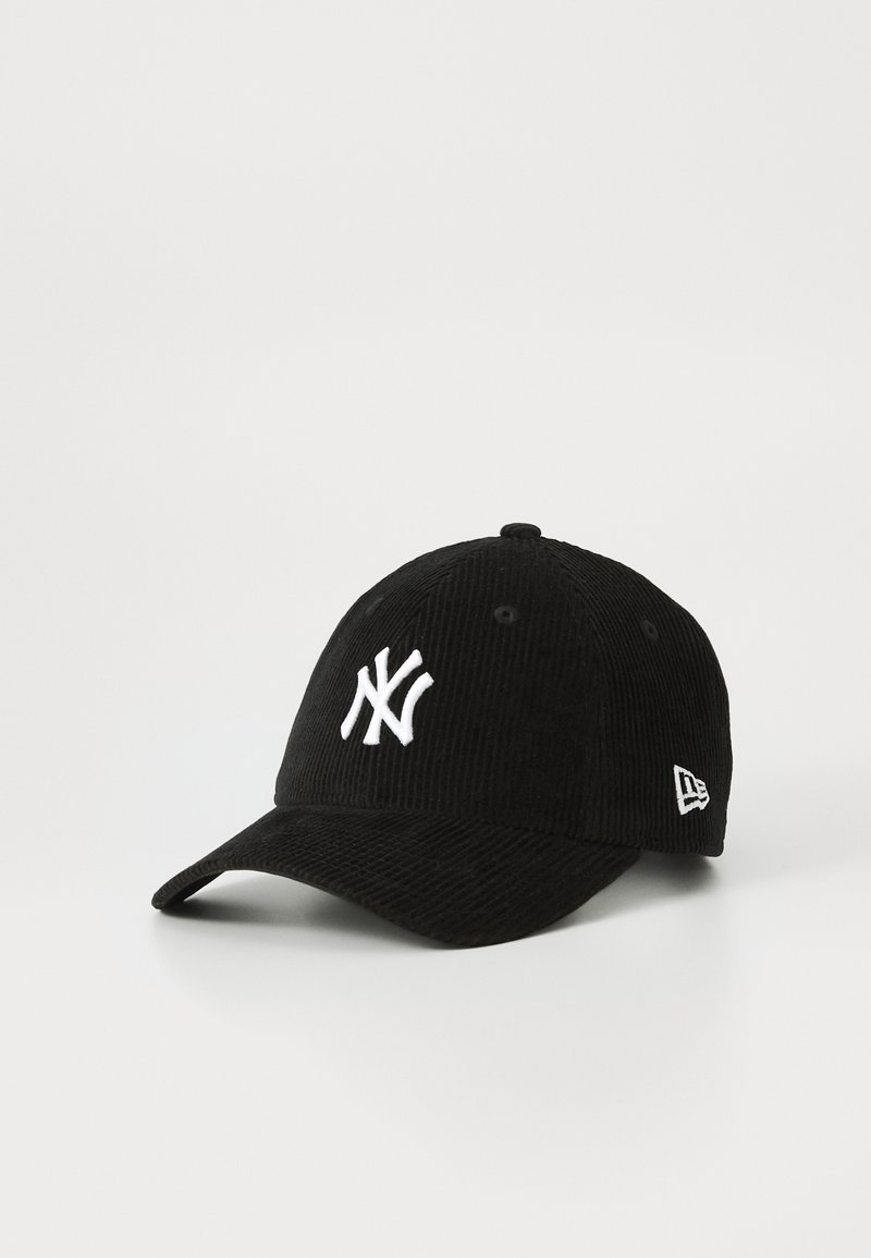 Casquette de baseball en velours côtelé noir avec un logo NY blanc brodé à l'avant et le logo New Era sur le côté, présentée sur un fond blanc.