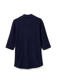 Námořnická ribbed tunika s vysokým krkem a rukávy tři čtvrtě. Hladká textura a rovný střih s oválným lemem.