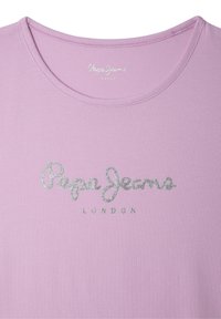 Fialové tričko z bavlny s kulatým výstřihem. Na hrudi se nachází lesklý stříbrný nápis "Pepe Jeans LONDON".