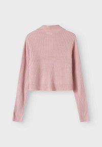 Ljusrosa ribbad kort sweater med lång ärm och rundad halsringning. Mjuk textur och åtsittande design. Inga synliga knäppningar eller detaljer.