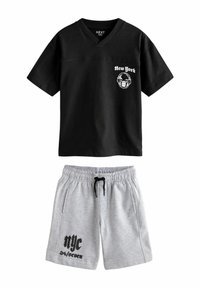 Sort v-hals t-shirt med "New York" grafik og grå shorts med "nyc 24/seven" tryk; bomuldsstof, afslappet design, elastisk talje.