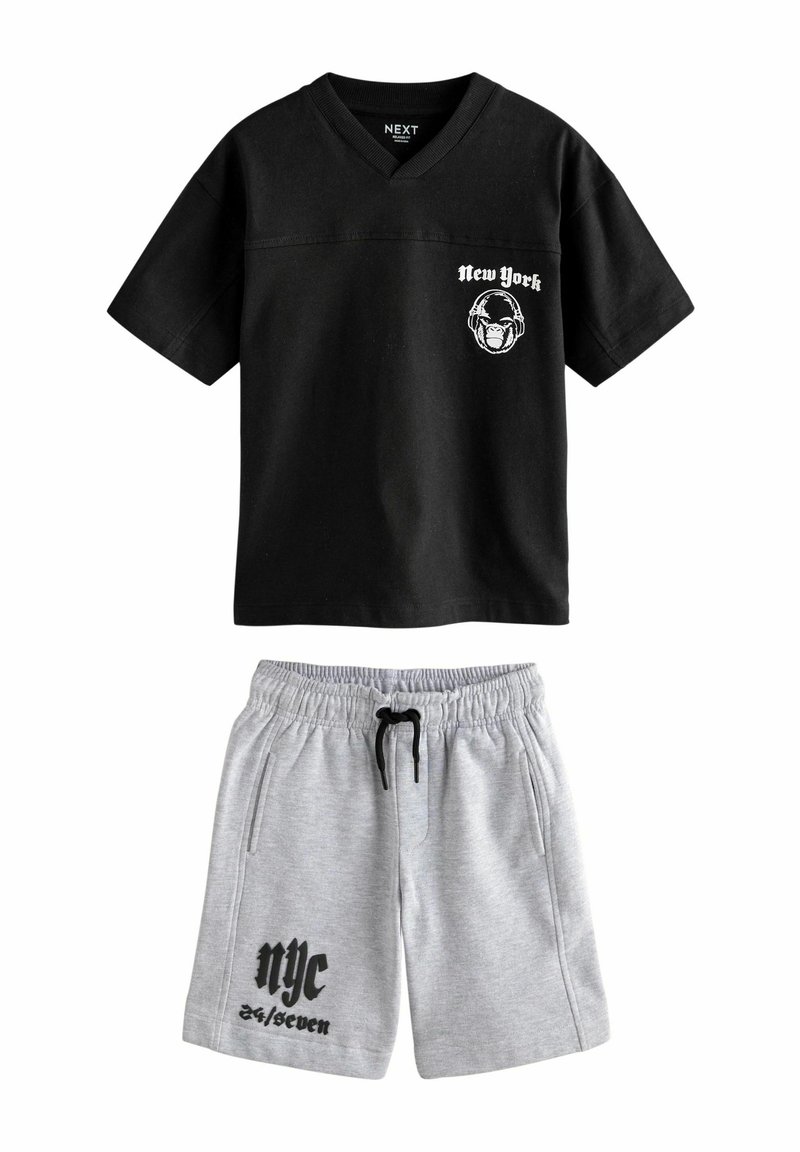 Sort v-hals t-shirt med "New York" grafik og grå shorts med "nyc 24/seven" tryk; bomuldsstof, afslappet design, elastisk talje.