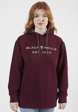 Sweat à capuche bordeaux avec une poche avant, arborant le texte blanc "BLACK WELLS EST. 1859" et des cordons avec des accents marine. Texture de tissu lisse.