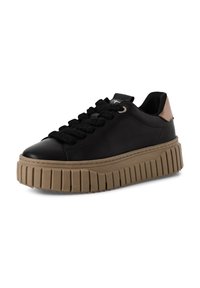Baskets noires avec une tige noire texturée, une épaisse semelle plate beige et des lacets noirs. Comprend un petit accent marron sur le talon.