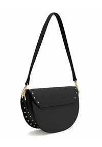 Schwarze Leder-Umhängetasche mit einer geschwungenen Form, goldenen Beschlägen und Nietenakzenten entlang der Seite. Verstellbarer Schultergurt enthalten.