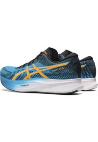 Scarpe da ginnastica blu e nere con sopra in rete testurizzata, dettagli arancioni e una suola intermedia bianca contrassegnata con "FF Blast+". Design aerodinamico per prestazioni ottimali.