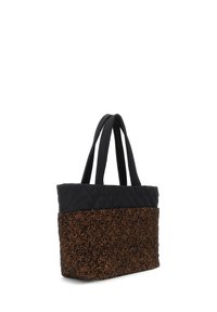 Zwarte en bruine geweven tote bag met een doorstikte bovenkant en twee gevoerde handvatten, schuine weergave op witte achtergrond.